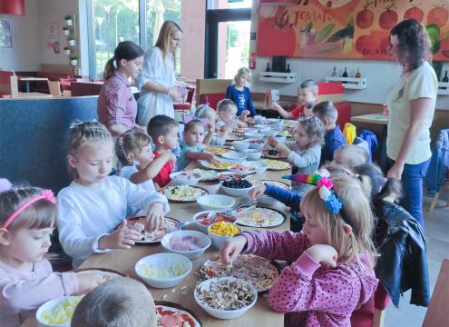 Przygotowanie pizzy w przedszkolu
