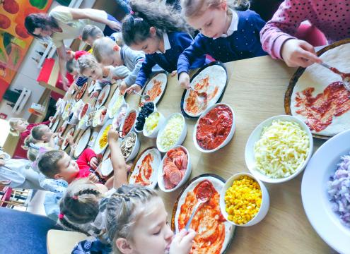 Przygotowanie pizzy w przedszkolu