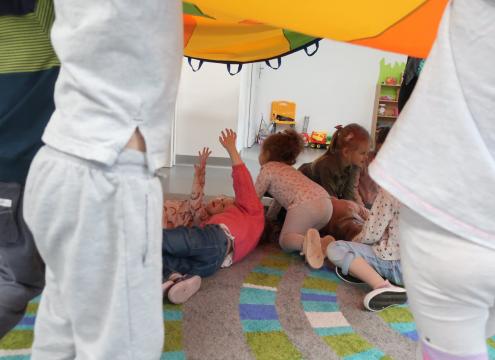 Zabawa z chustą animacyjną, przedszkole Radom